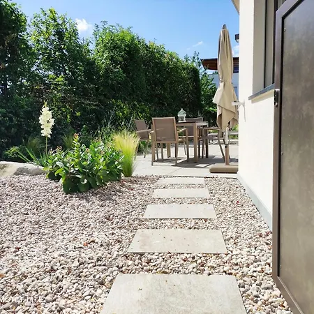 Apartment Ruhige Mit Garten Und Garage In Privatvilla